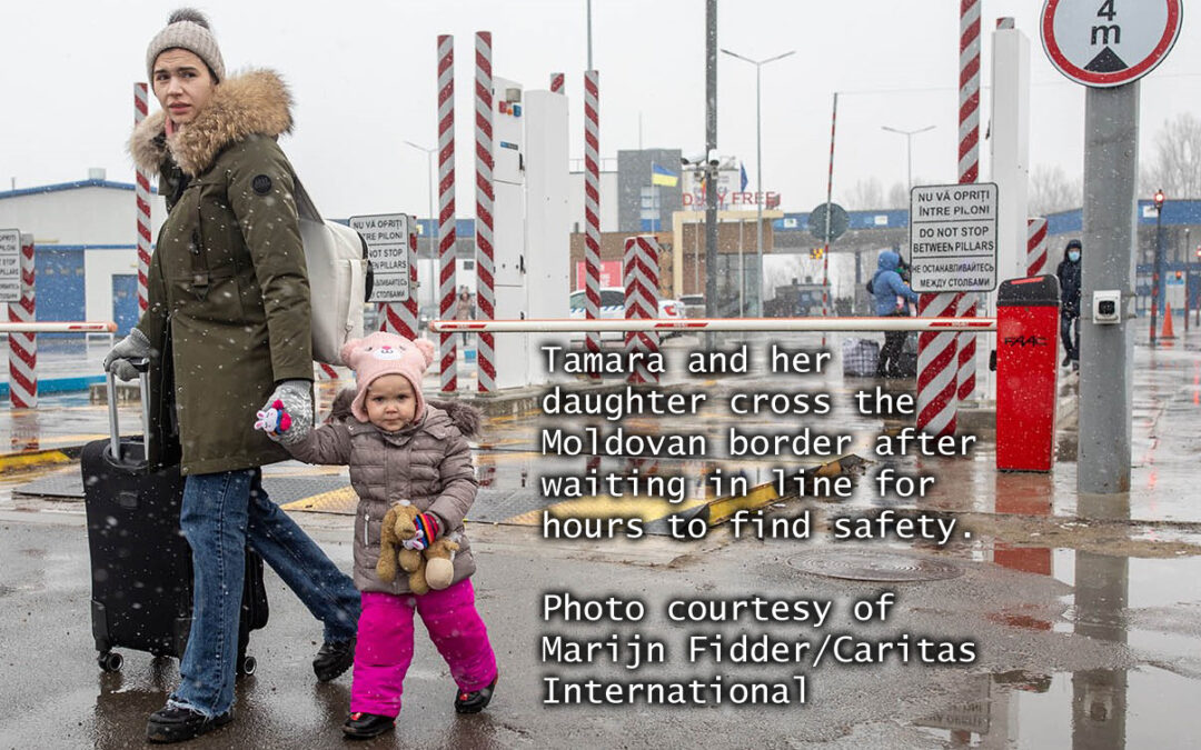 Ukrainian refugees cross Moldovan border